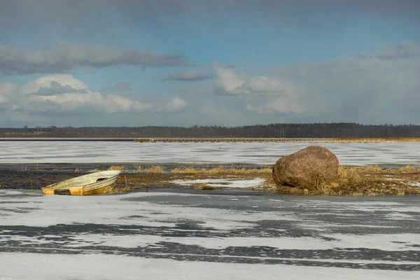 Vinterlandskap Med Båt Stranden Sjön Istäckt Sjö Lake Burtnieki Lettland — Stockfoto