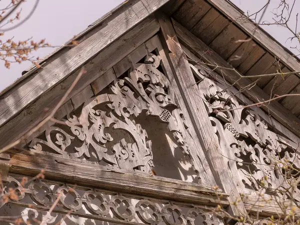 Ciekawa Drewniana Dekoracja Dachu Rzeźby Drewna Opuszczony Dom Wiele Gałęzi — Zdjęcie stockowe