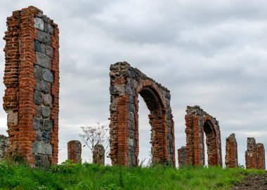 Taş ve tuğla kalıntıları, İngiltere 'deki ünlü Stonehenge' i andıran gayri resmi bir turistik cazibe merkezi. Smiltene, Kalnamuiza, Letonya 'da açık bir alanda yer almaktadır.