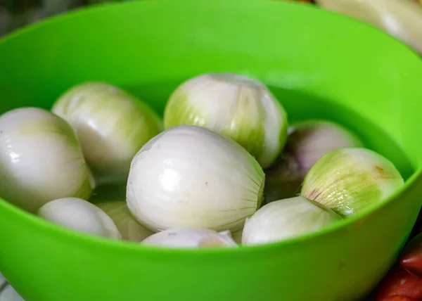 Foto Color Con Cebollas Peladas Tazón Verde Cebollas Preparadas Para — Foto de Stock