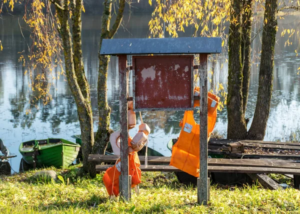 Fényes Őszi Táj Partján Sárga Nyírfa Ágak Hajók Információs Tábla — Stock Fotó