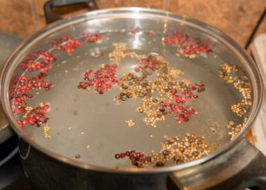 Hazır salamura, çeşitli biberler, defne yaprakları ve diğer malzemelerle konserve.