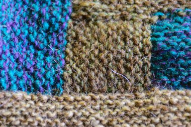 Renkli grafik tasarımı, örgü dokusu, arka planı olan yama işi bir yorganın yakın plan resmi