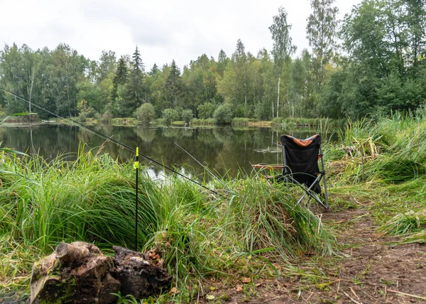 Landschaft Mit Seeufer Und Fischerzubehör Ruhige Wasseroberfläche Baumreflexionen Bewölkter Tag — Stockfoto