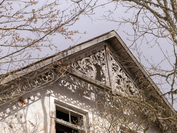 Ciekawa Drewniana Dekoracja Dachu Rzeźby Drewna Opuszczony Dom Wiele Gałęzi — Zdjęcie stockowe