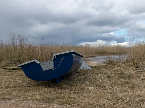 Paisagem Com Barcos Margem Lago Juncos Secos Primeiro Plano Início — Fotografia de Stock