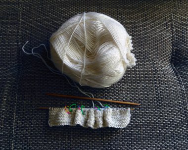 Örgü ceketli beyaz yün top, el yapımı konsept, el yapımı.