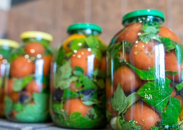 Φωτογραφία Κόκκινες Ντομάτες Και Πράσινα Μπαχαρικά Γυάλινα Βάζα Κονσερβοποιημένα Λαχανικά — Φωτογραφία Αρχείου