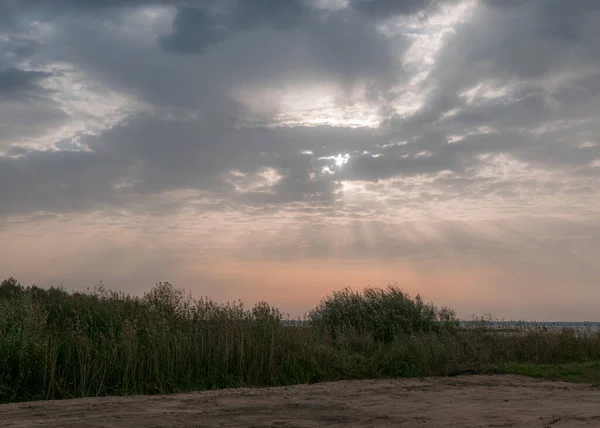 Göl kıyısında sonbahar manzarası, suda yansımalar, doğada sonbahar renkleri.