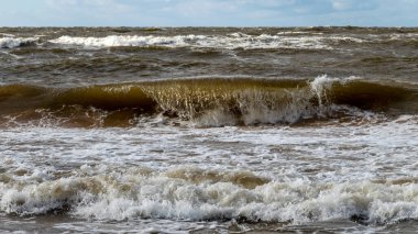 Sahilde güzel dalgalar, arka plan bulanıklığı ve güneş ışığı dalgaları, dramatik doğal arka plan, dalgalar ve su sıçramaları, Vidzeme kayalık kıyı kıyısı, Salacgriva kırsal alanı, Letonya