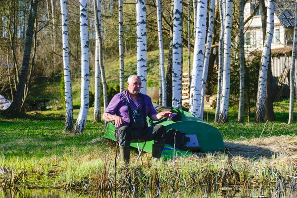 Fiskare Med Fiskespö Snurrande Rulle Älvstranden Fiske Efter Gädda Abborre — Stockfoto