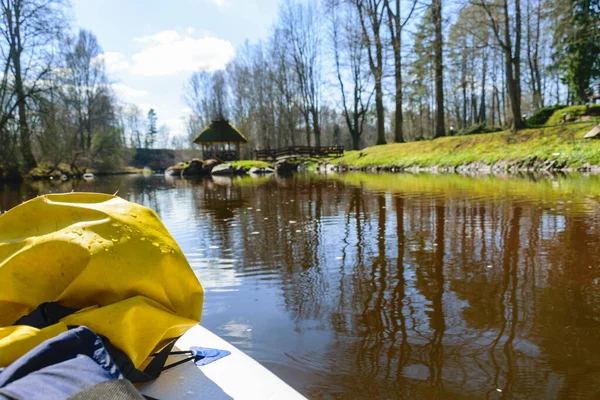 Näkymä Mela Aluksella Villi Joki Aurinkoisena Kevätpäivänä Aktiivinen Loma Ulkona — kuvapankkivalokuva