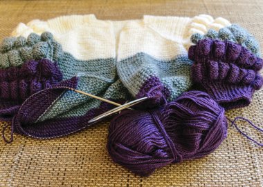 Üç renkli örgü ceket, yumru desenli ceket, el işi konsept, zevk için el işi örgü.