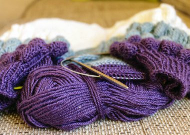 Üç renkli örgü ceket, yumru desenli ceket, el işi konsept, zevk için el işi örgü.