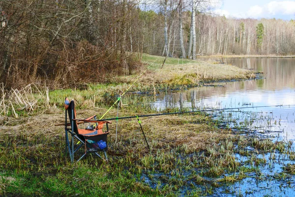 湖の岸に釣り椅子と美しい風景 釣り機器 釣りロッド 釣りフィードとランディングネット 釣り趣味 — ストック写真
