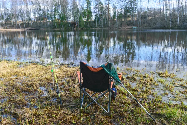 Bela Paisagem Com Uma Cadeira Pesca Costa Lago Equipamento Pesca — Fotografia de Stock