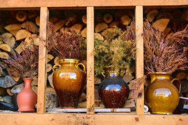 Yakacak odundan dekoratif pencere, kil dekor, ahşap arka plan, kış için yakacak odun, yakacak odun yığınları.