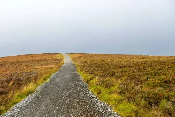 Liten Landsväg Och Molnig Himmel Fokus Bakgrunden Resor Och Turism — Stockfoto