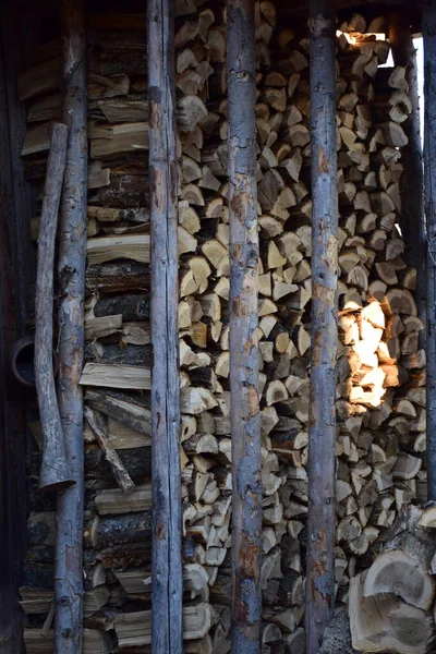 スタック薪 家庭用加熱のために準備 冬の準備 薪の貯蔵 薪のログスタック 薪の背景 — ストック写真