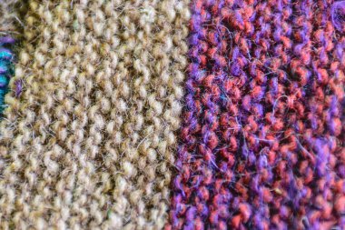 Renkli grafik tasarımı, örgü dokusu, arka planı olan yama işi bir yorganın yakın plan resmi