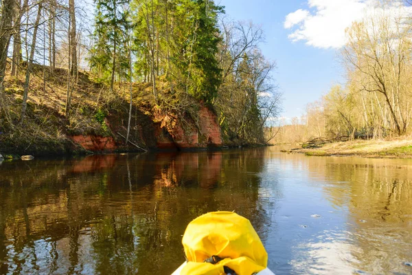 Widok Deski Dzikiej Rzeki Słoneczny Wiosenny Dzień Aktywny Wypoczynek Świeżym — Zdjęcie stockowe