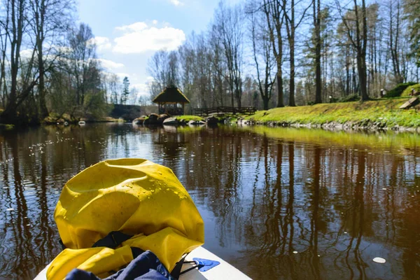 Widok Deski Dzikiej Rzeki Słoneczny Wiosenny Dzień Aktywny Wypoczynek Świeżym — Zdjęcie stockowe