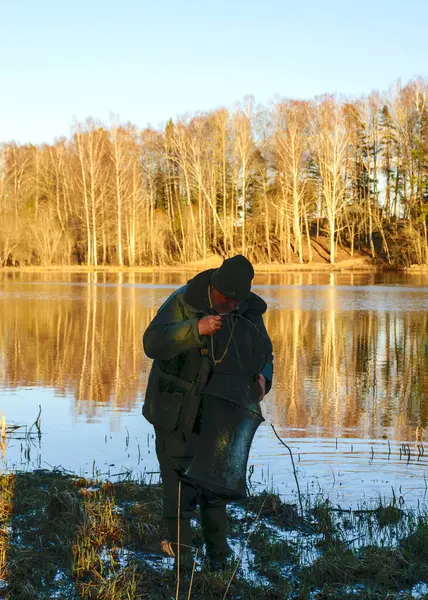 Pescador Disfruta Ser Capturado Pasatiempo Pesca Llorando Peces Agua Dulce —  Fotos de Stock
