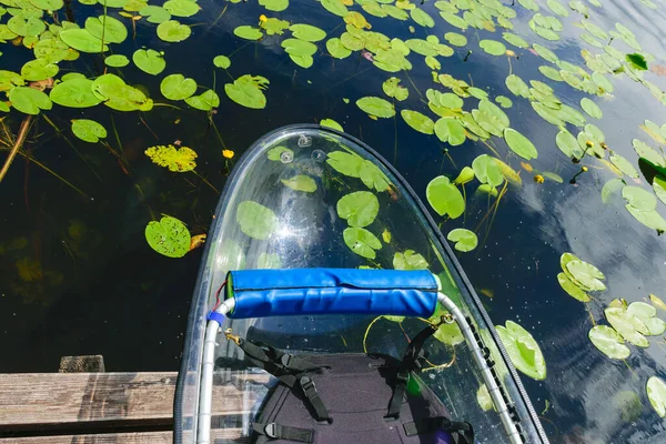 Paisagem Com Barco Plástico Transparente Explorando Lago Selvagem Recreação Verão — Fotografia de Stock