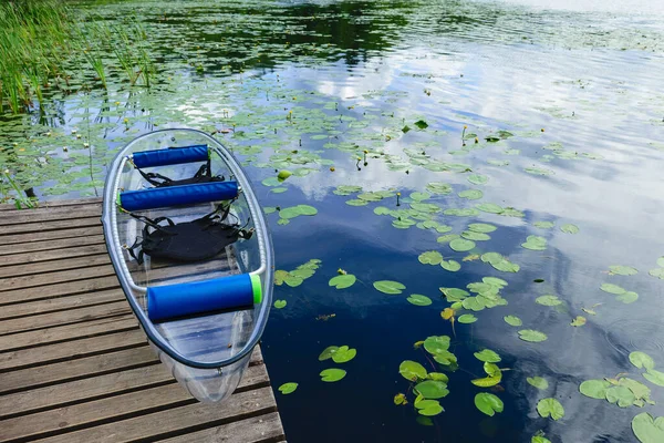 Краєвид Прозорим Пластиковим Човном Досліджує Дике Озеро Літній Відпочинок Природі — стокове фото