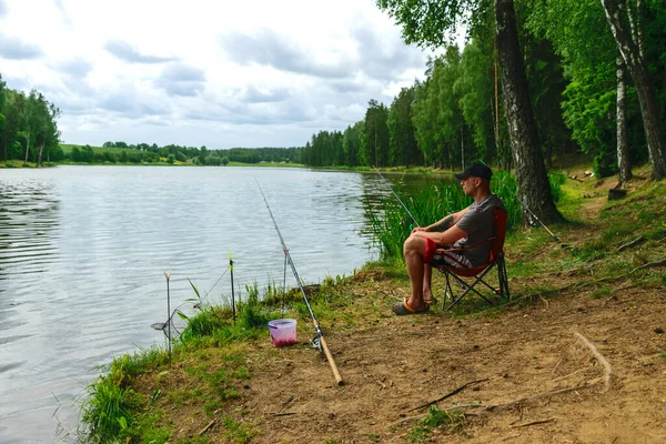 Sunny Photo Summer Angler Angler Sits Shore Lake Catches Fish — ストック写真