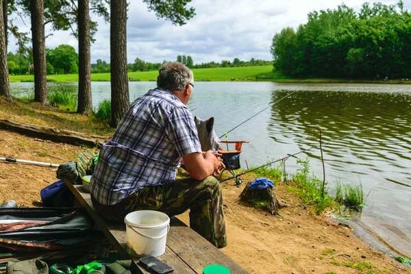 Sunny Photo Summer Angler Angler Sits Shore Lake Catches Fish — Foto Stock