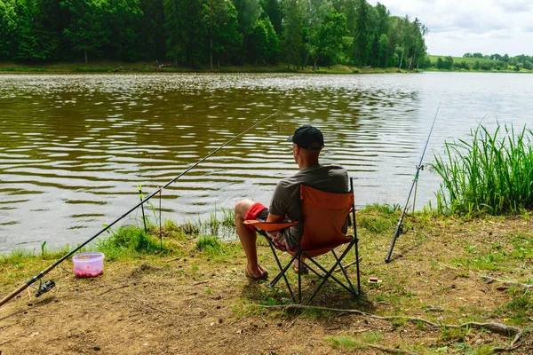 Sunny Photo Summer Angler Angler Sits Shore Lake Catches Fish — Zdjęcie stockowe