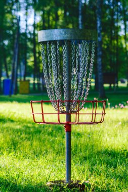 Parkın manzarası, yaz sabahı, huş ağacındaki golf arabası.