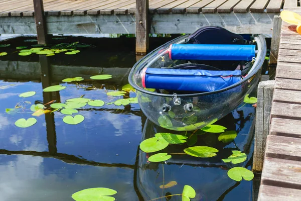 带着透明塑料船的风景 探索一个野生的湖泊 夏天在大自然中的娱乐活动 — 图库照片