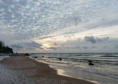 Deniz kıyılı manzara, su ve kumdaki kayalar, kış, Aralık, Vidzeme kayalık kıyısı, Letonya