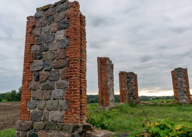 Taş ve tuğla ahır manzarası, Büyük Britanya, Smiletne, Letonya 'daki dünyanın en harika taş anıtlarından birini hatırlatıyor.