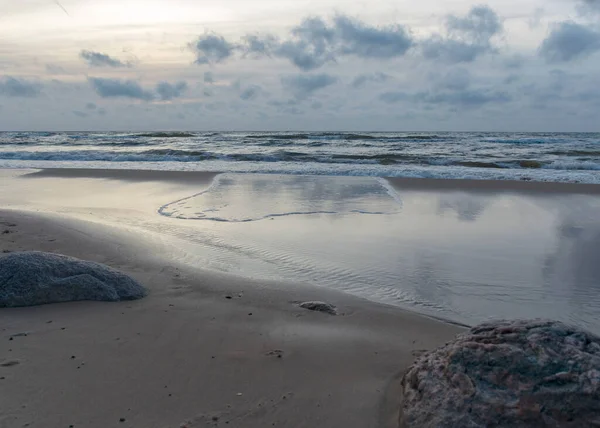 Ландшафт Морським Узбережжям Скелі Воді Піску Зима Грудень Відземе Скелясте — стокове фото