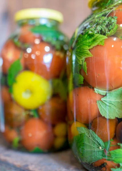 Фото Красивыми Красными Помидорами Зелеными Специями Стеклянной Банке Консервированные Овощи — стоковое фото