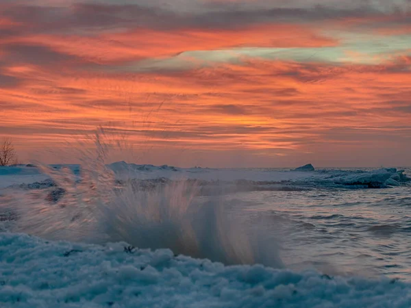 Zimní Krajina Mořského Břehu Rozmazané Vlny Strusky Proti Zamrzlé Kostky — Stock fotografie