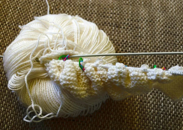 白色毛球 针织夹克 手工艺品概念 手工制作 — 图库照片