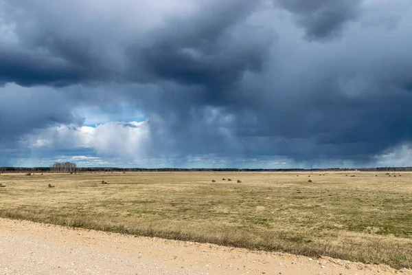 Prosty Wiejski Krajobraz Piękne Chmury Cumulus Łąki Silzemnieki Burtnieki Łotwa — Zdjęcie stockowe