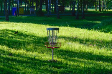 Parkın manzarası, yaz sabahı, huş ağacındaki golf arabası.