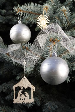 Ağaçtaki Noel süsleri