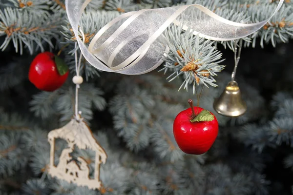 Decorações de Natal na árvore — Fotografia de Stock