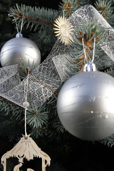 Decoraciones de Navidad en el árbol —  Fotos de Stock