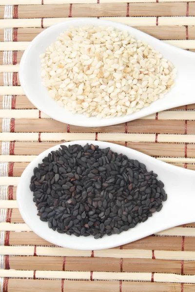 Black and white sesame seeds — Stock Photo, Image