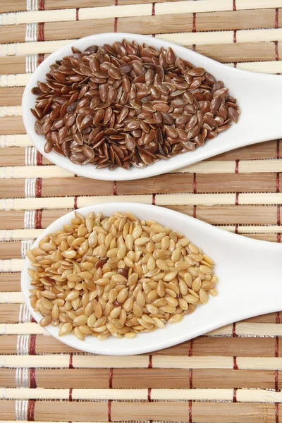 Brown and golden flax seeds — Stock Photo, Image