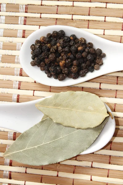 Black pepper and bay leaf — Stock Photo, Image