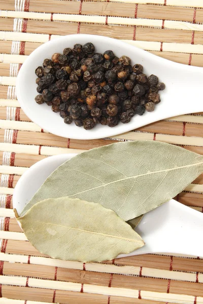 Black pepper and bay leaf — Stock Photo, Image