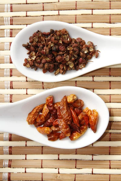Szechuan pepper and chili — Stock Photo, Image